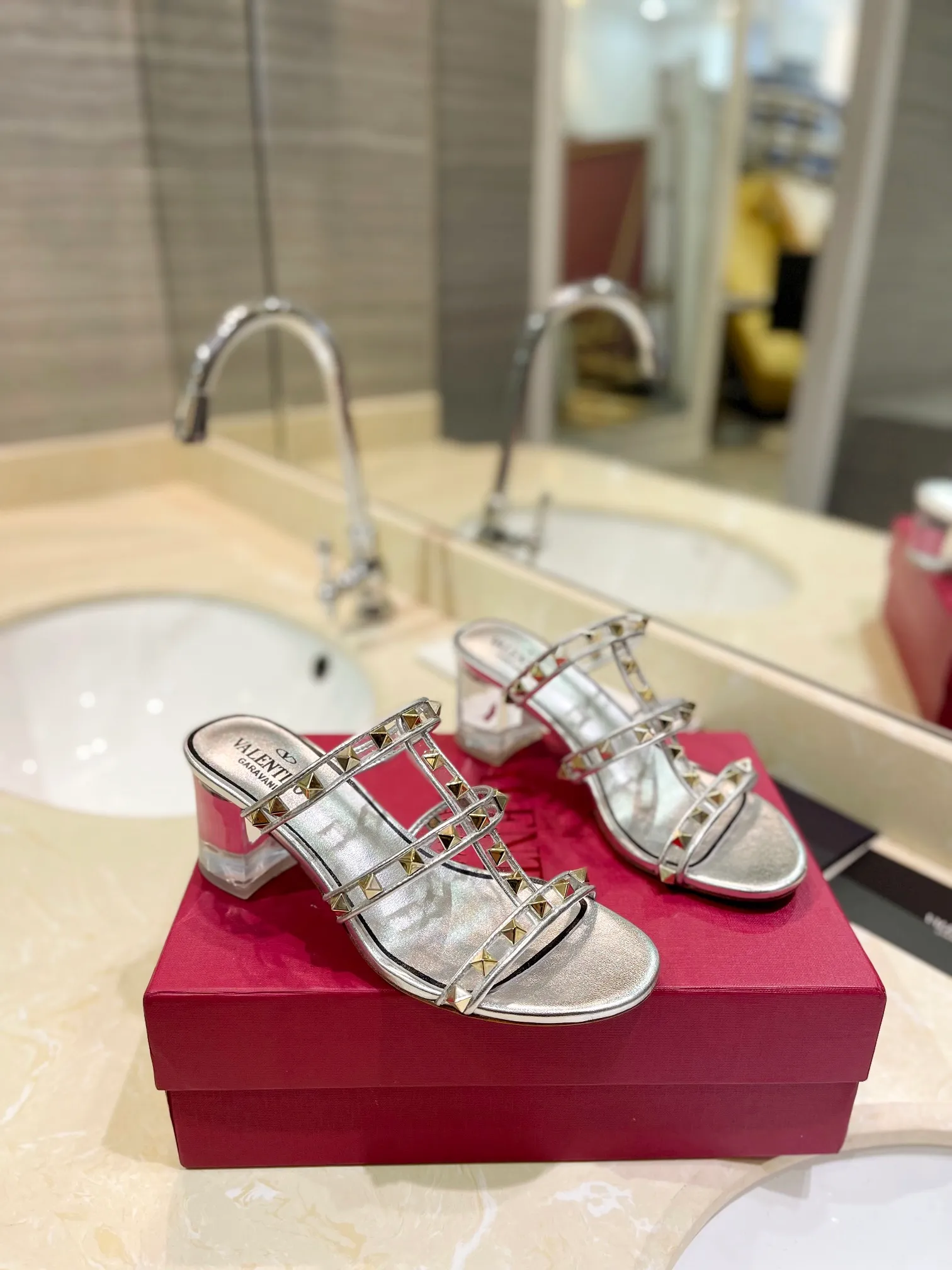 👟👟Ex-factory price 500👟👟 𝑉𝐴𝐿𝐸𝑁𝑇𝐼𝑁𝑂 Valentino ♡ͥ | ²º²⁴💫Purchasing agent level🔍Same color The classic king-shaped slippers with crystal heels are also so beautiful The particularly high-quality hardware brings out a full sense of high-end. After putting it on your feet, you will be stunned and look super slim! The new season lives up to expectations! Worth buying ★Imported cowhide is absolutely high-grade ❥Original method is absolutely sensual ❥Elegant style creates a different feeling🙈 Simple temperament style!  ♡ show bdetails ———————————— ⊿▸: Size｜35-40 (customized at 40.41.42) ⊿▸: Material｜Imported sheepskin + Pvc ⊿▸: Material | Padded sheepskin ⊿▸: Material | Italian🇮🇹 genuine leather outsole ⊿▸: Heel height｜6cm
